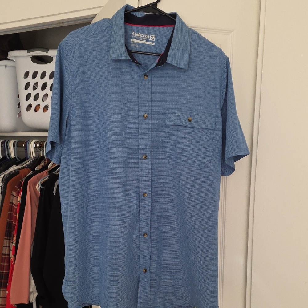 Avalanche Men’s Light Blue Short-Sleeve Button-Down Shirt